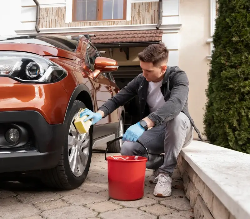 Lavage auto à domicile Osmery : professionnel intervenant sur un véhicule